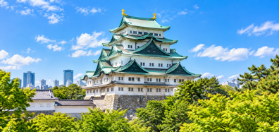 青空と緑に囲まれた名古屋城